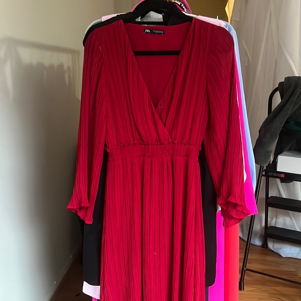 Red Zara flowy dress in XS. Only worn once to an outdoor Gala.